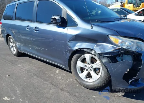 2014 Toyota Sienna Le V6 8 Passenger z USA, uszkodzony, nr VIN 5TDKK3DC0ES486810